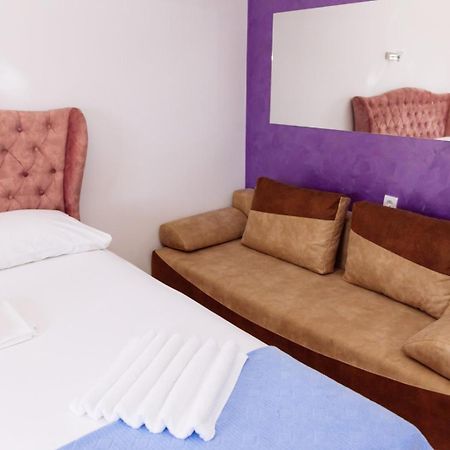 Mala Plaza Bed & Breakfast Улцин Стая снимка